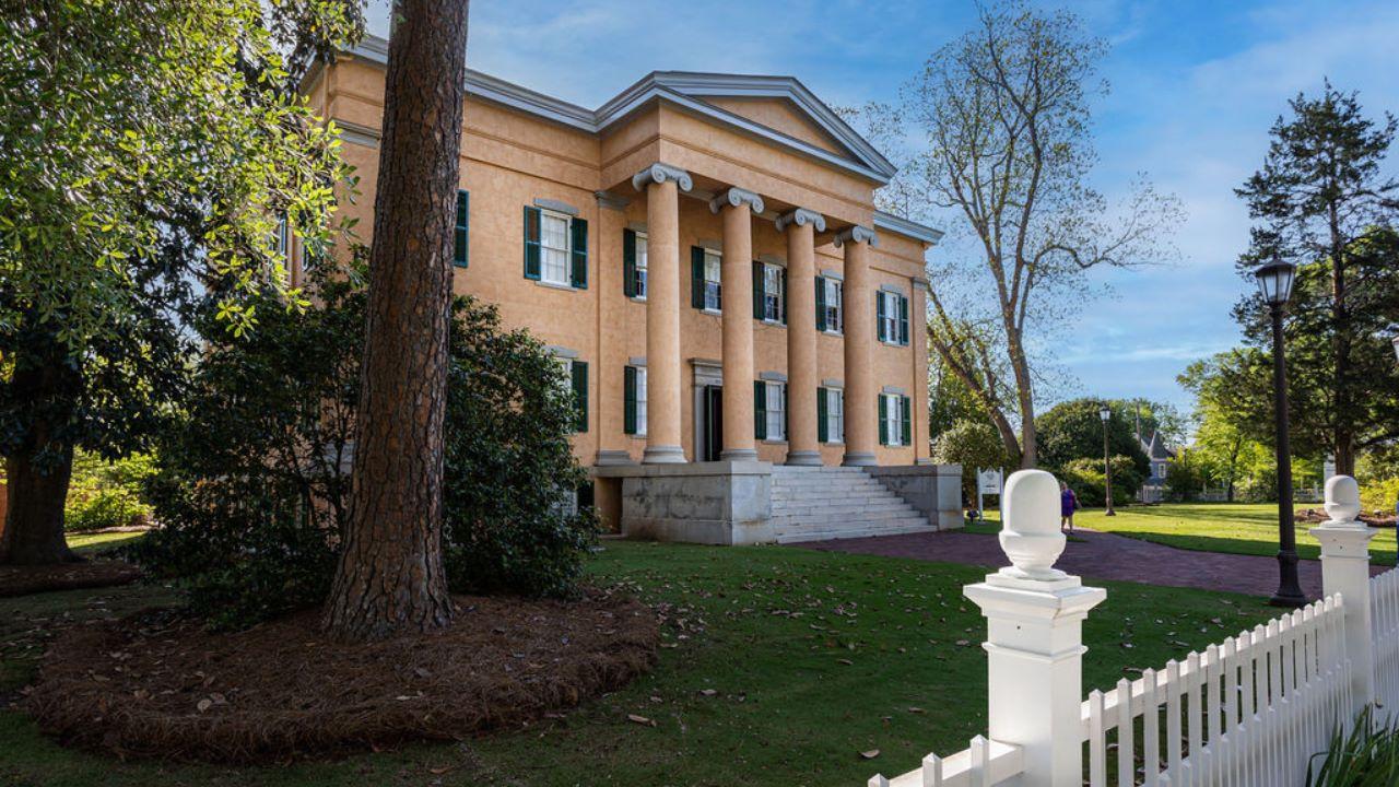 image of Georgia's old governor's mansion