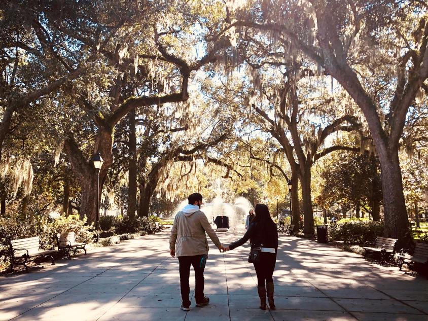 Couple strolling in Forsyth Park in Savannah, Georgia. Photo by @vbarbs94