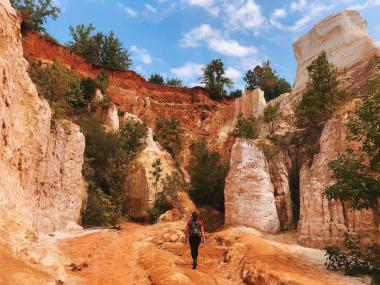 Hiking in Providence Canyon in Lumpkin, Georgia. Photo by Callie, @capturecalliope