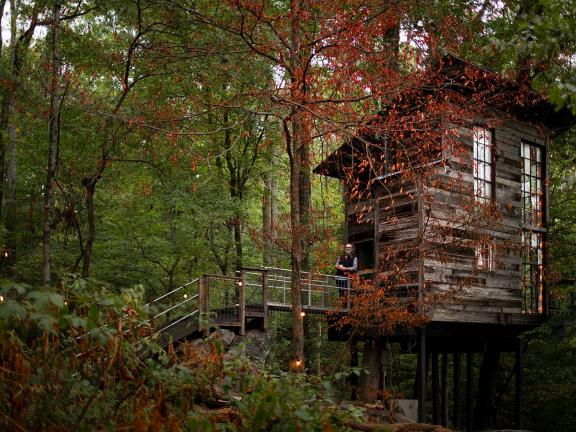 Treehouse in Flintstone, Georgia. Photo by Benjamin Galland