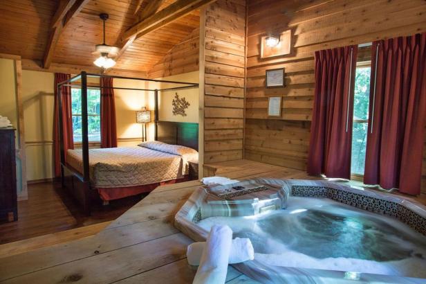 Room with a hot tub at Forrest Hills Mountain Resort