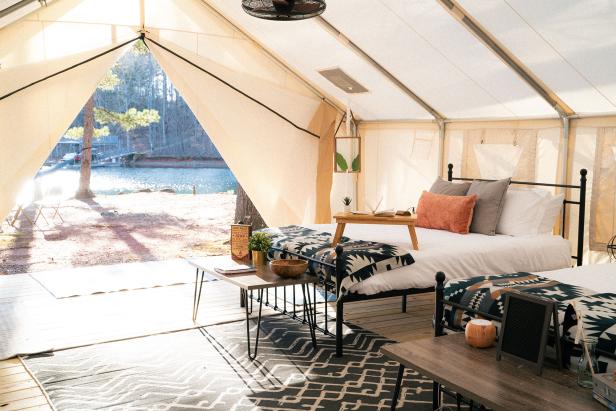 Inside a glamping tent on Lake Lanier. Photo by @georgiaglamping