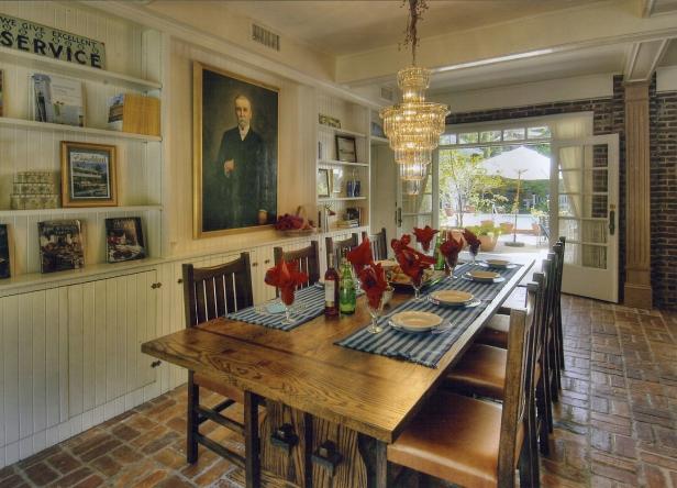 Dining area at the Strachan Carriage House on St. Simons Island, Georgia
