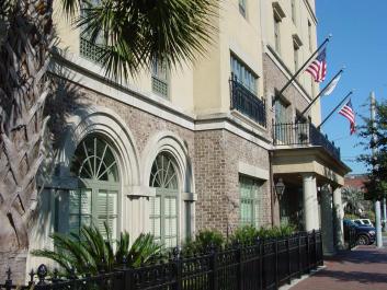 Welcome to the Hampton Inn & Suites Savannah Historic District
