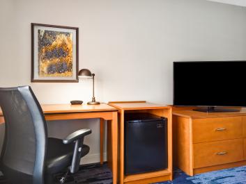 Fairfield Inn & Suites Atlanta Kennesaw Guest Room Work Space