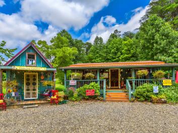 Charming storefront for Sundance Gallery Gifts located in the beautiful North Georgia Mountains of Blairsville, GA