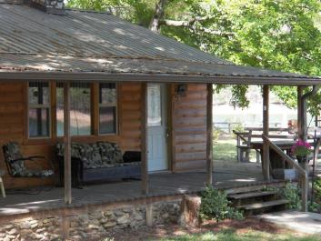 Cozy Cove Cottage - Lakefront, sleeps 6, hot tub and dog friendly!